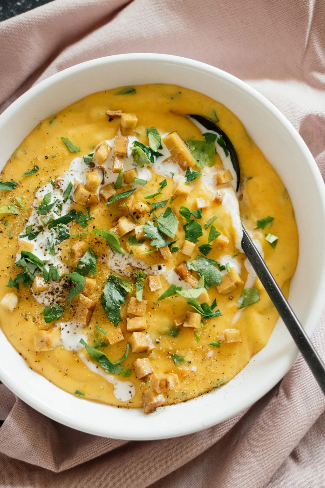 Vegane Kartoffelsuppe mit Räuchertofu